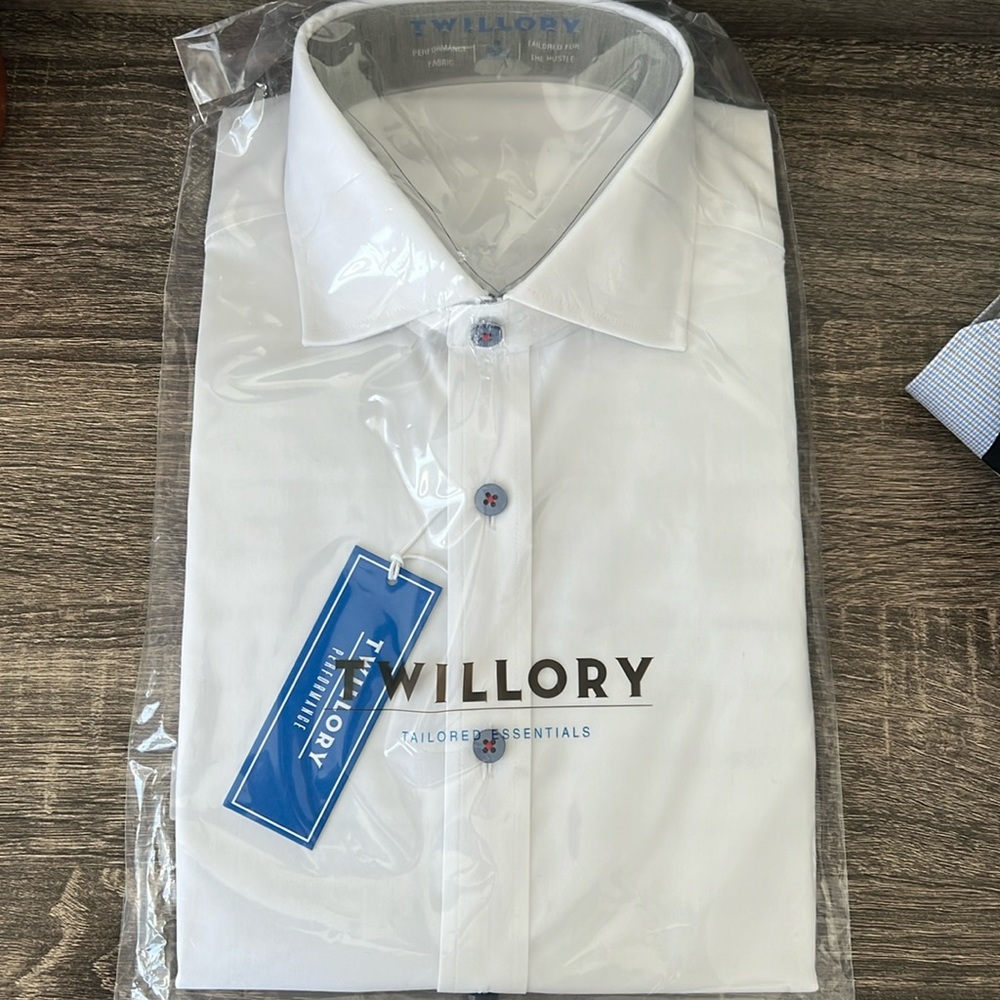 Twillory Men’s long sleeve button down. New in package. Size L 16/32-33